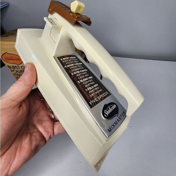Vintage Sunbeam Mixmaster Burst of Power 5 Speed Hand Mixer 3-73 WORKS - Picture 2 of 8